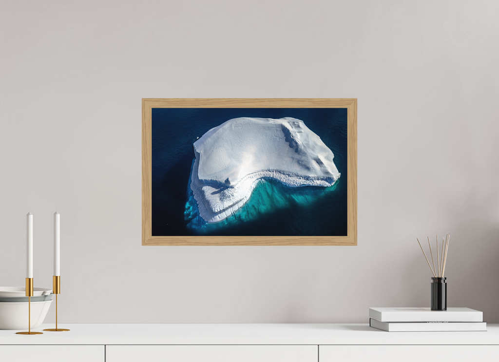 45 x 30 cm, Impression Fine Art encadrée en chêne naturel - mat Le colosse silencieux