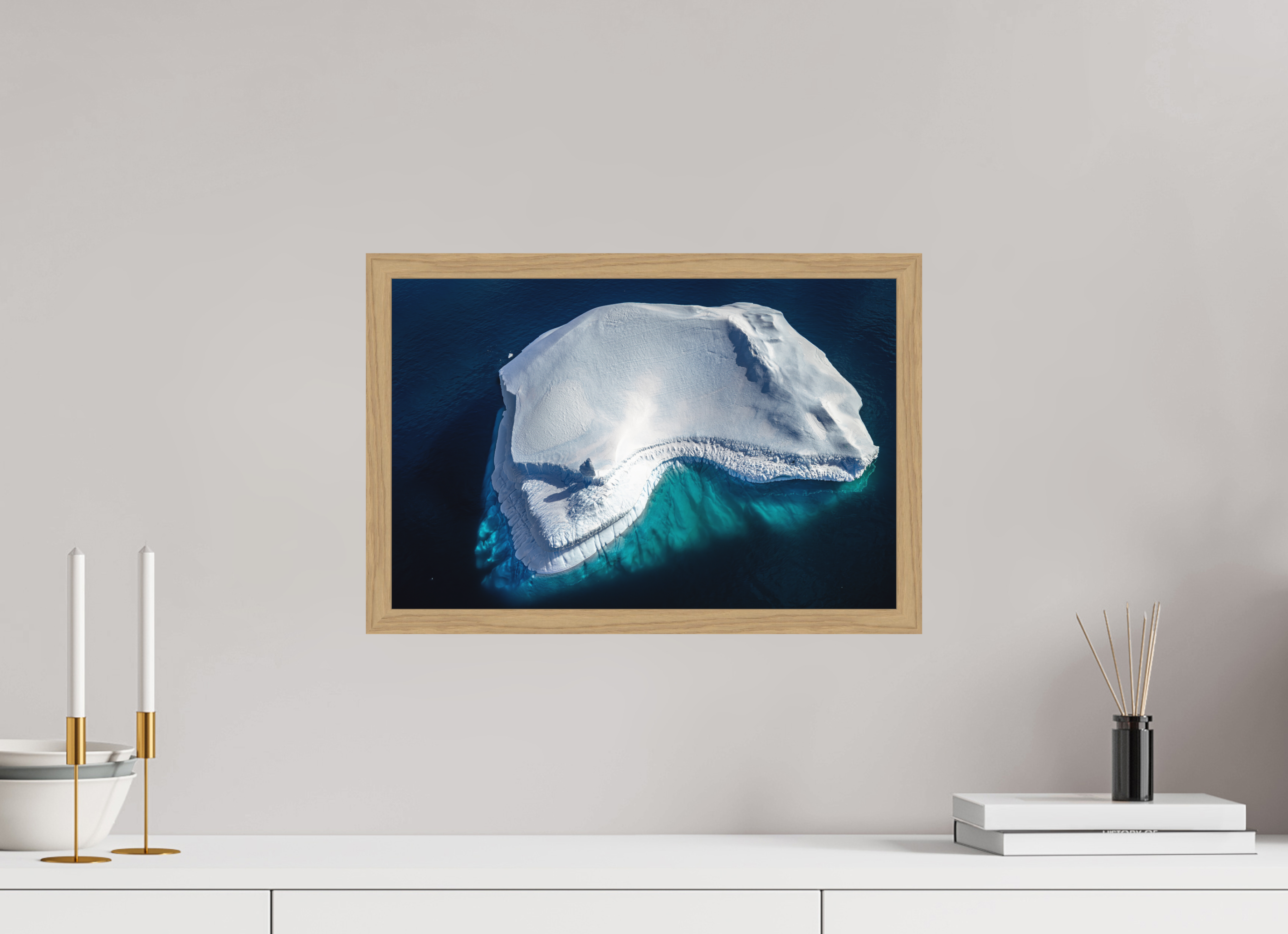 45 x 30 cm, Impression Fine Art encadrée en chêne naturel - mat Le colosse silencieux