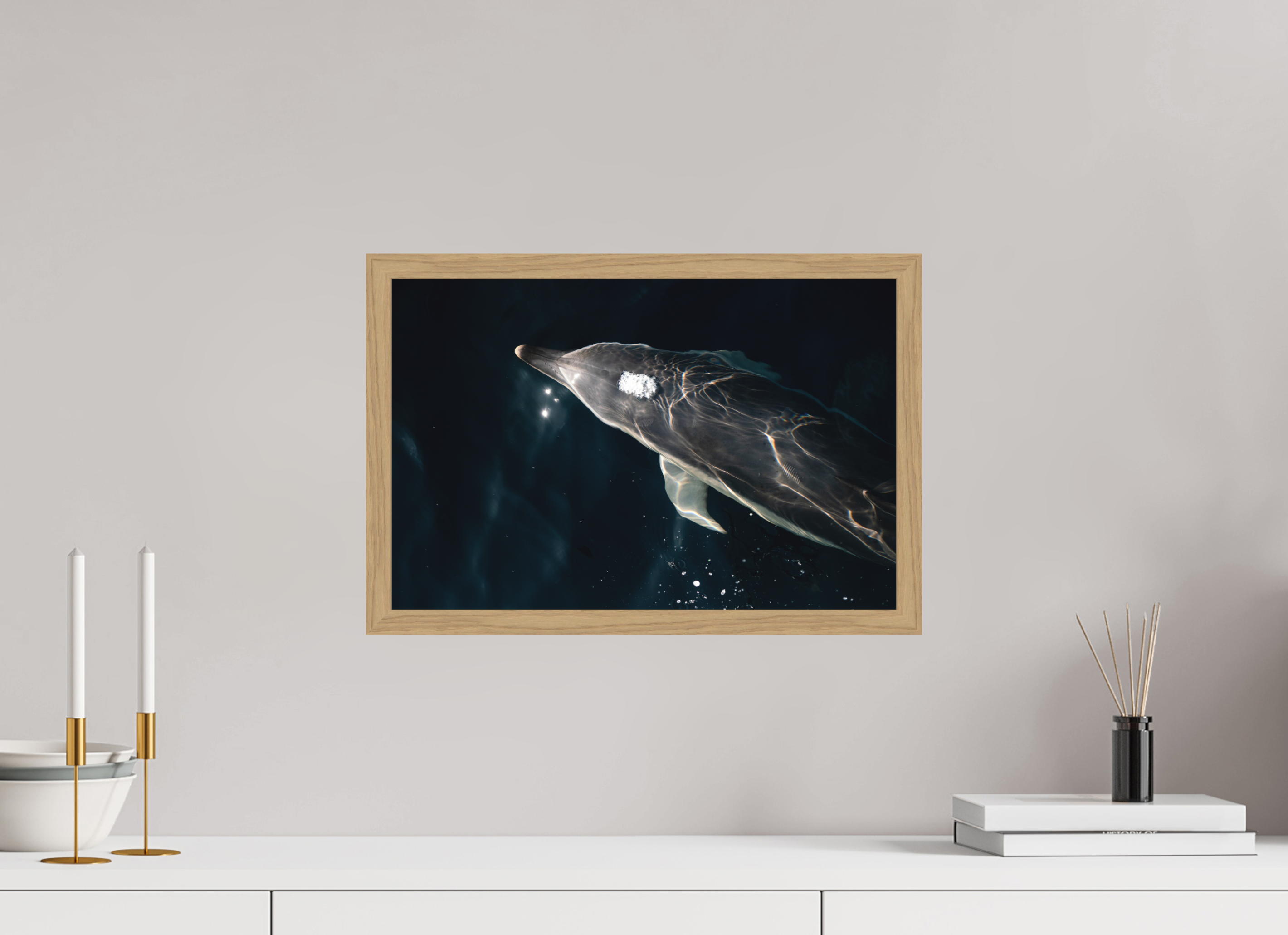 45 x 30 cm, Impression Fine Art encadrée en chêne naturel - mat Dauphin joueur